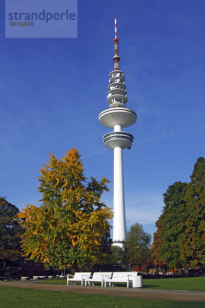Tele-Michel  Hamburger Fernsehturm  Heinrich-Hertz-Turm  Fernmeldeturm  Funkturm  und öffentlicher Park Planten un Blomen  Hamburg  Deutschland  Europa