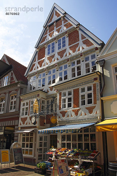 Historisches Fachwerkhaus mit Cafe und Obstgeschäft in der Altstadt von Stade  Altes Land  Niedersachsen  Deutschland  Europa
