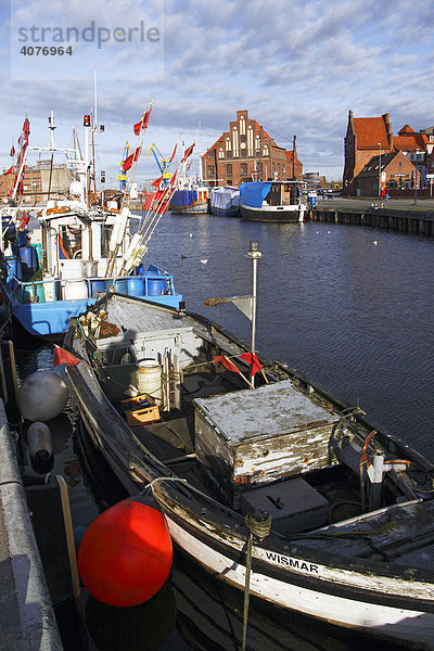 Fischereischiffe und Fischerboote im Alten Hafen von Wismar an der Ostseeküste  Ostseebad  UNESCO-Weltkulturerbe Hansestadt Wismar  Mecklenburg-Vorpommern  Deutschland  Europa