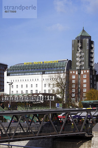 Hotel Hafen Hamburg an den St. Pauli Landungsbrücken am Hamburger Hafen  Deutschland  Europa