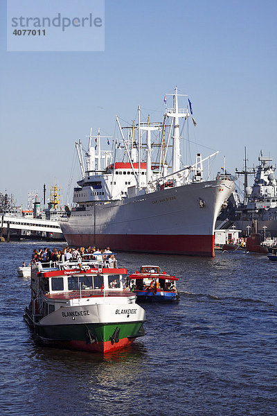 Ausflugsboote mit Touristen passieren Museumsschiff Cap San Diego an der Überseebrücke im Hafen  Hamburger Hafengeburtstag 2008  Hamburg  Deutschland  Europa