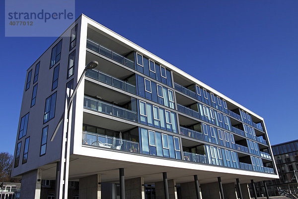 Modernes Wohngebäude und Apartmenthaus an der Elbe in Hamburg Neumühlen  Övelgönne  Hafen  Hamburg  Deutschland  Europa