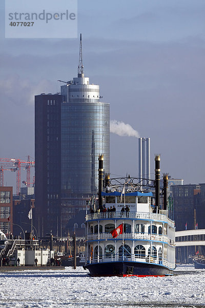 Schaufelraddampfer Louisiana Star im Winter bei Eisgang auf der Elbe  dahinter Hafencity mit Hanseatic-Trade-Center  Hamburger Hafen  Hamburg  Deutschland  Europa