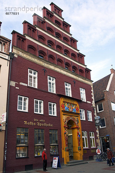 Historische Alte Ratsapotheke in der Altstadt von Lüneburg  Außenansicht mit dekorativem Eingang  Hansestadt Lüneburg  Niedersachsen  Deutschland  Europa