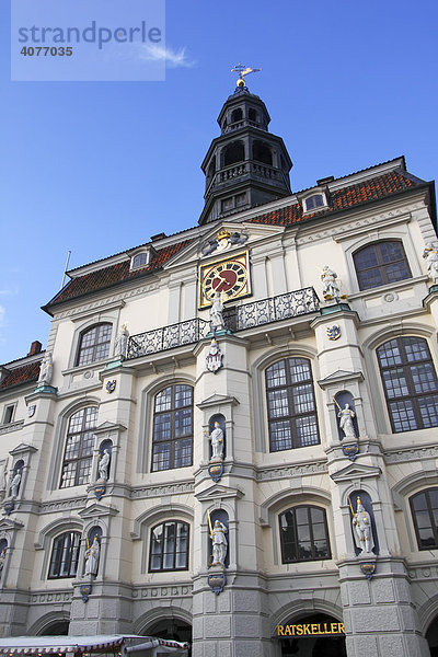 Historisches Rathaus in der Altstadt von Lüneburg  barocke Ostfassade des Lüneburger Rathauses  Hansestadt Lüneburg  Niedersachsen  Deutschland  Europa