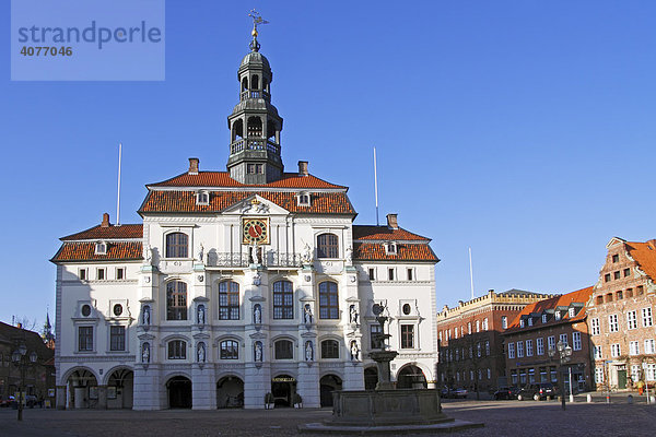 Historisches Rathaus von Lüneburg auf dem Marktplatz  barocke Ostfassade des Lüneburger Rathauses in der Altstadt  Am Markt  Hansestadt Lüneburg  Niedersachsen  Deutschland  Europa