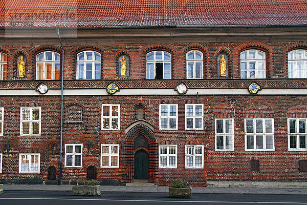 Historisches Rathaus in der Altstadt von Lüneburg  Westfassade des Lüneburger Rathauses  Kämmerei mit Wappen und goldenen Figuren  Hansestadt Lüneburg  Niedersachsen  Deutschland  Europa