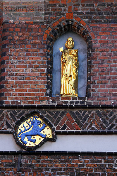 Kämmerei mit Wappen und goldener Statue  historisches Rathaus in der Altstadt von Lüneburg  Westfassade des Lüneburger Rathauses  Hansestadt Lüneburg  Niedersachsen  Deutschland  Europa