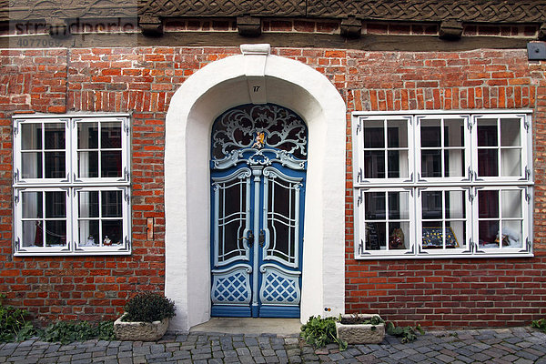 Historisches Lüneburger Bürgerhaus mit dekorativer Eingangstür und Fenstern aus Holz in Lüneburg  Altstadt  Hansestadt Lüneburg  Niedersachsen  Deutschland  Europa