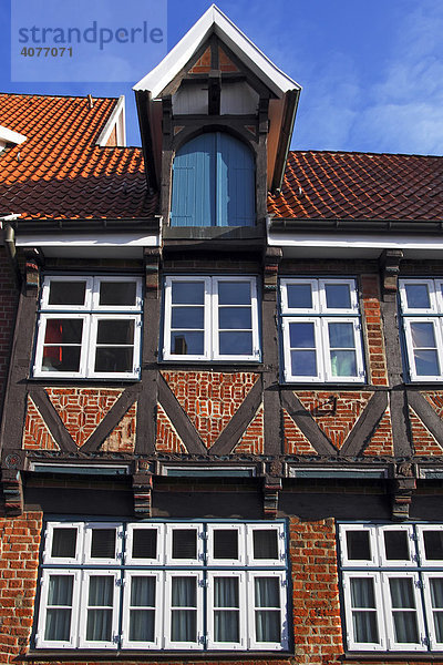 Historisches Lüneburger Fachwerkhaushaus mit Dacherker und typischen Fenstervorbauten Utluchten in der Altstadt von Lüneburg  Hansestadt Lüneburg  Niedersachsen  Deutschland  Europa