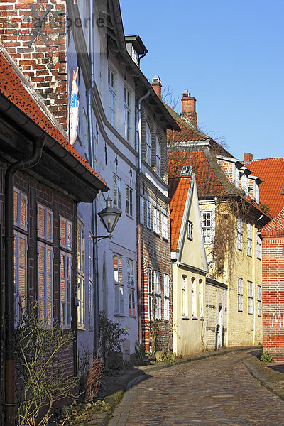 Romantische Gasse mit alten Häusern und Kopfsteinpflaster in der Lüneburger Altstadt  historische Häuser in Lüneburg  Hansestadt Lüneburg  Niedersachsen  Deutschland  Europa