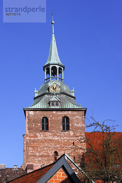 Turm der St. Michaeliskirche überragt Häuser in der Lüneburger Altstadt  St. Michaelis in Lüneburg  Hansestadt Lüneburg  Niedersachsen  Deutschland  Europa