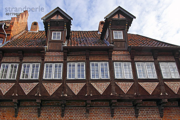 Historisches Lüneburger Fachwerkhaushaus mit Dacherker und typischen Fenstervorbauten Utluchten  Altstadt von Lüneburg  Hansestadt Lüneburg  Niedersachsen  Deutschland  Europa
