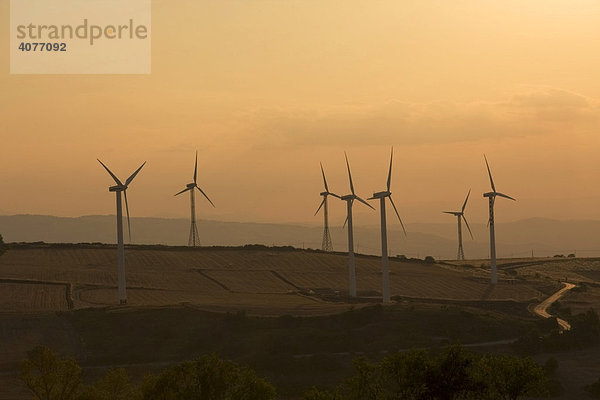 Windpark  Windräder in Foggia  Apulien  Süditalien  Europa