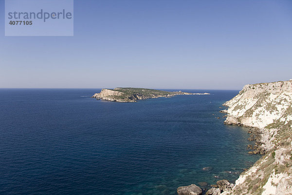 Capraia von San Domino aus gesehen  Tremiti-Inseln  Gargano  Foggia  Apulien  Adriatisches Meer  Italien  Europa