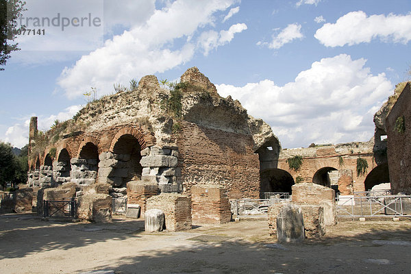 Amphitheater  unter Nero  den Flaviern erbaut  römische Ruinen in Pozzuoli  Neapel  Kampanien  Italien  Europa