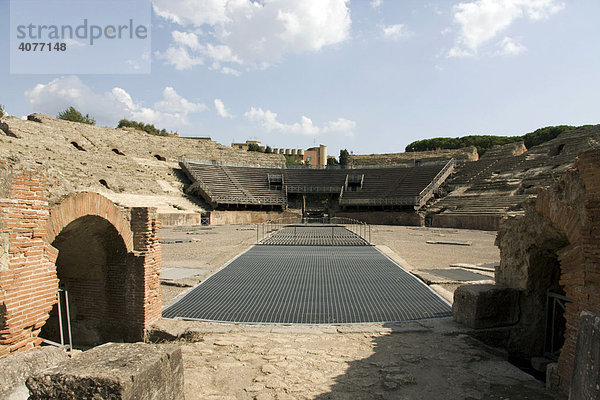 Amphitheater  unter Nero  den Flaviern erbaut  römische Ruinen in Pozzuoli  Neapel  Kampanien  Italien  Europa