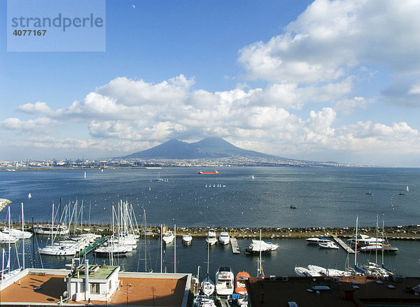 Die Bucht von Neapel und der Vesuv  ruhender Vulkan  Stadtbild  Kampanien  Italien  Europa