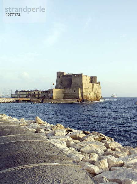 Küstenansicht des Castel dell'Ovo  Wahrzeichen in Mergellina  Neapel  Kampanien  Italien  Europa
