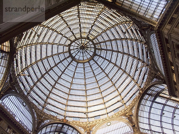 Gläsernes Dach der Galleria Umberto  Neapel  Kampanien  Italien  Europa