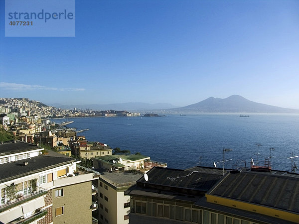 Golf von Neapel und der Vesuv Vulkan  Aussicht von Posillipo  Neapel  Kampanien  Italien  Europa