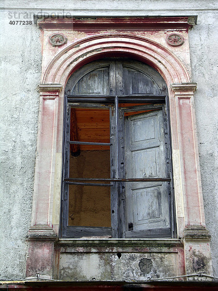Malerisches Fenster mit zerbrochener Glasscheibe in Fusaro  Bacoli  Neapel  Kampanien  Italien  Europa