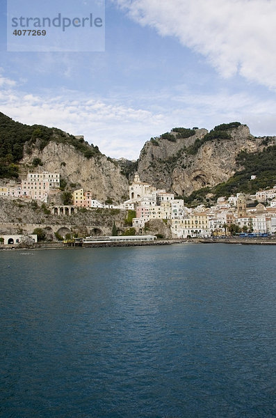 Yachthafen vom Leuchtturm aus gesehen  Amalfi  Costiera Amalfitana  Amalfiküste  UNESCO Welterbe  Kampanien  Italien  Europa