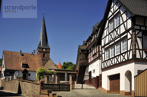 Fachwerkensemble mit Turm der Wehrkirche  Dörrenbach  Naturpark Pfälzerwald  Pfalz  Rheinland-Pfalz  Deutschland  Europa