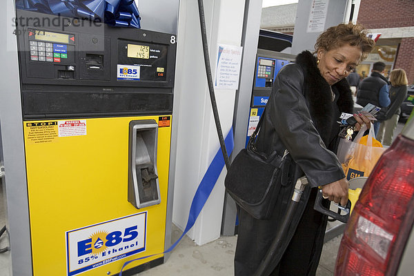 Eine Frau füllt an einer Mobil Tankstelle in einem Vorort von Detroit den Tank ihres Flexible Fuel Vehicles mit E85 Ethanol  Canton  Michigan  USA
