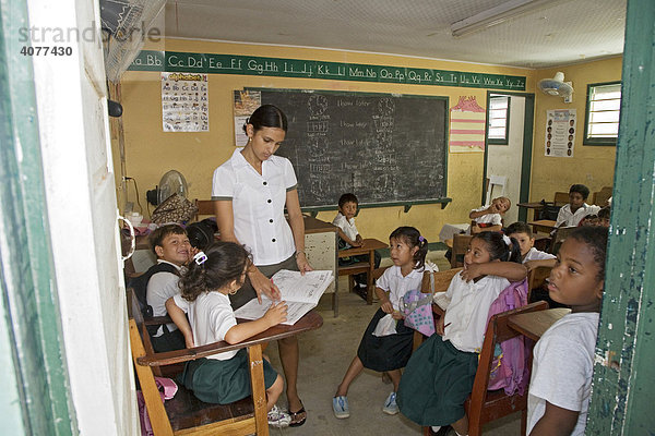 Eine Lehrerin und Schüler in einem Klassenzimmer der Grundschule St. Peter's Elementary School  San Pedro  Belize  Zentralamerika