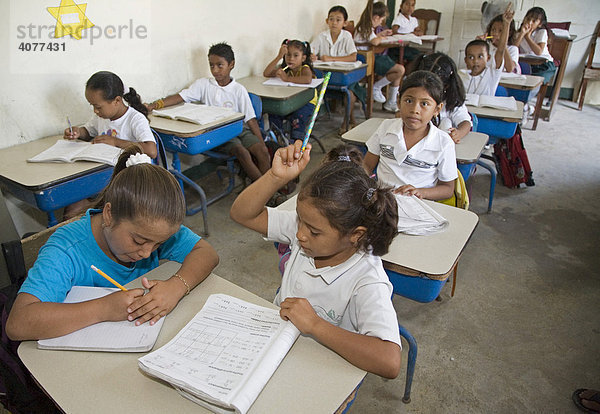 Schüler der Grundschule St. Peter's Elementary School  zwei Schüler teilen ein Pult  San Pedro  Belize  Zentralamerika