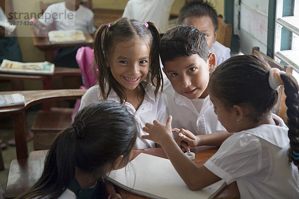 Schüler in einem Klassenzimmer der Grundschule St. Peter's Elementary School  San Pedro  Belize  Zentralamerika