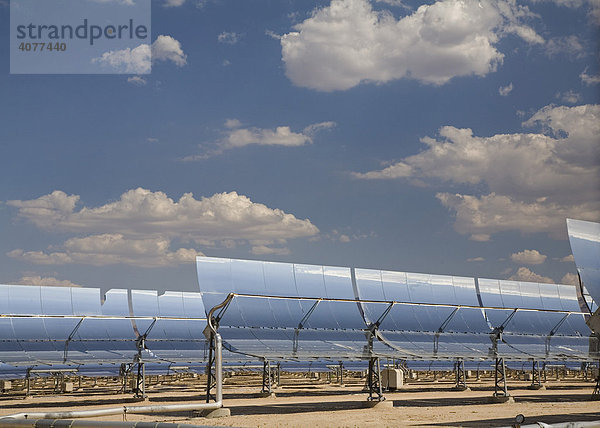 Solar Energy Generating Systems  thermische Sonnenwärmekraftwerke von Sunray Energy Inc. in der Mojave-Wüste Südkaliforniens  Daggett  Kalifornien  USA