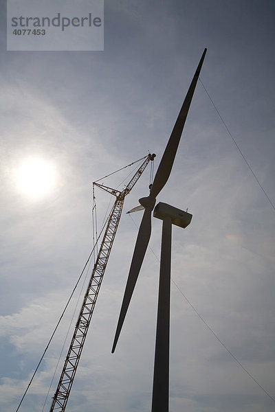 Die Blätter einer Windkraftanlage werden oben auf dem Turm angebracht  welcher Teil eines 300 Megawatt Windparks mit 150 Türmen ist  der Park wird von NedPower-Shell WindEnergy Inc. erbaut  Mt Storm  West Virginia  USA