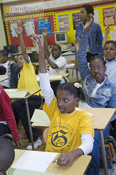 Schüler der fünften und sechsten Klasse zeigen auf in der Grundschule Guyton Elementary School  Detroit  Michigan  USA