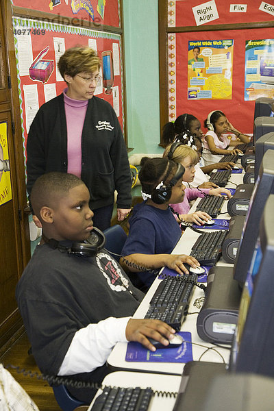 Viertklässler im PC-Raum der Grundschule Guyton Elementary School  Detroit  Michigan  USA
