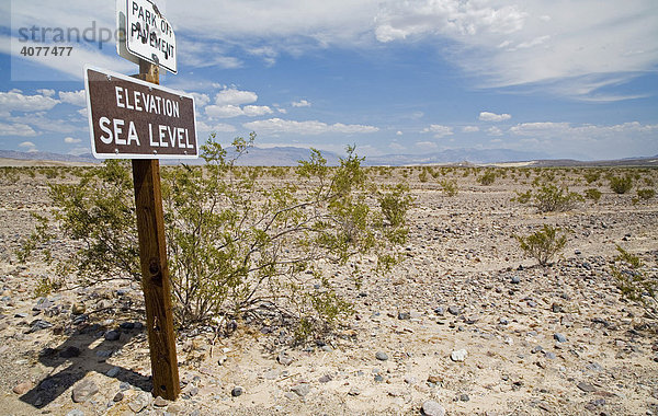 Ein Schild zeigt den Meeresspiegel an im Death-Valley-Nationalpark  Death Valley  Kalifornien  USA