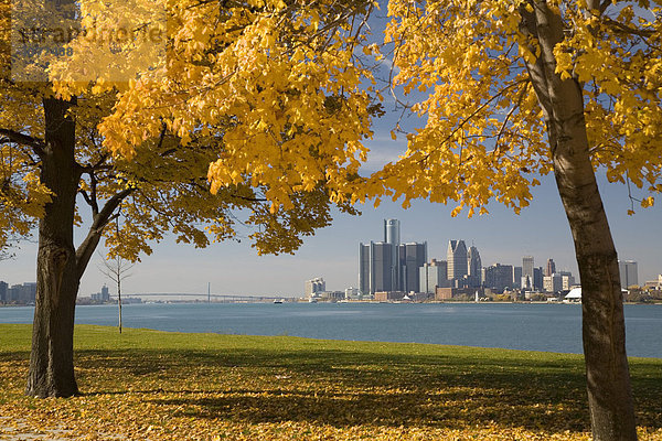 'Stadtzentrum von Detroit und der Detroit River von Belle Isle aus  einem Stadtpark auf einer Insel