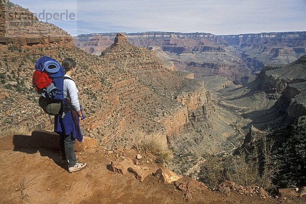 Rucksacktourist nahe des Gipfels des Bright Angel Trail Wanderwegs  Grand Canyon Nationalpark  Arizona  USA