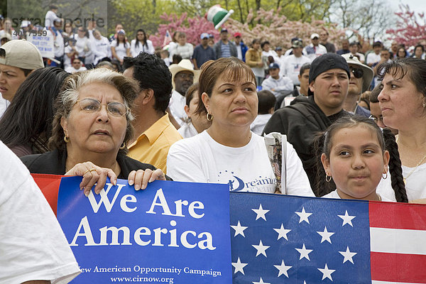 Teilnehmer einer Kundgebung zur Unterstützung von Immigrantenrechten in der mexikanisch-amerikanischen Gemeinde von Detroit  Michigan  USA
