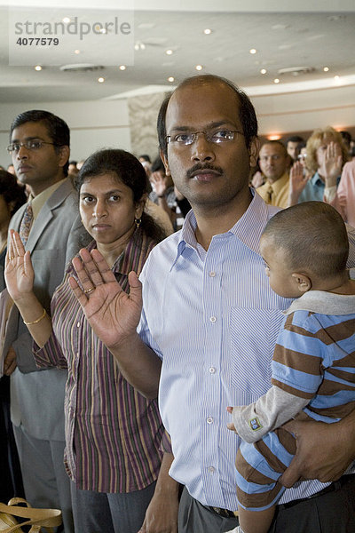 Eine Familie aus Indien  Immigranten  die als neue US-Bürger eingeschworen werden  Detroit  Michigan  USA