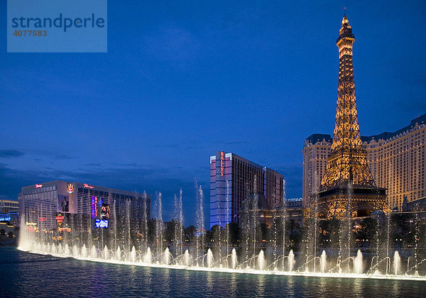 Wasserspiel des Hotels Bellagio mit dem Hotel Paris und seinem Nachbau des Eiffelturms  Las Vegas  Nevada  USA