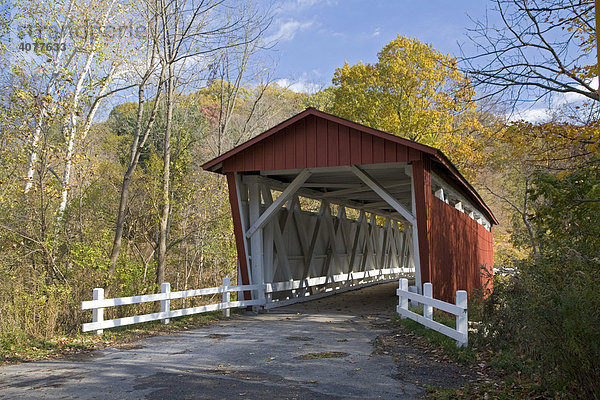 Die überdachte Everett Road Brücke im Cuyahoga-Valley-Nationalpark  Peninsula  Ohio  USA