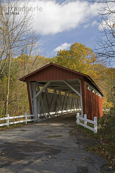 Die überdachte Everett Road Brücke im Cuyahoga-Valley-Nationalpark  Peninsula  Ohio  USA