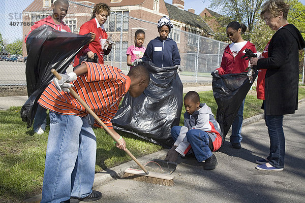 Schüler der Guyton Elementary School Grundschule kehren die Straßen vor ihrer Schule  Teil einer stadtweiten Reinigungsaktion mit Freiwilligen  Detroit  Michigan  USA