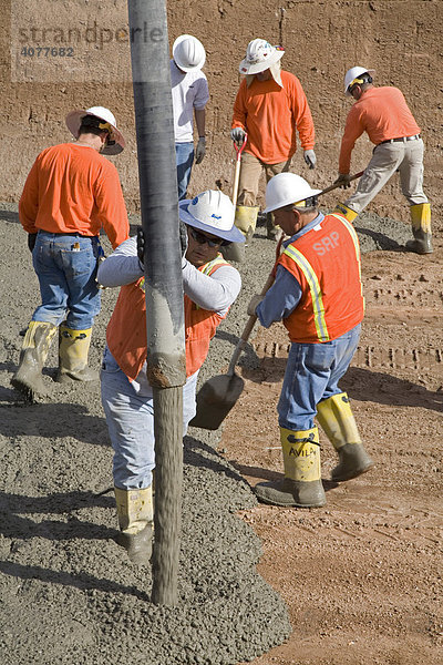 'Arbeiter kleiden den Kanalboden eines Salt River Project Kanals mit Beton aus um Versickerungen zu verhindern