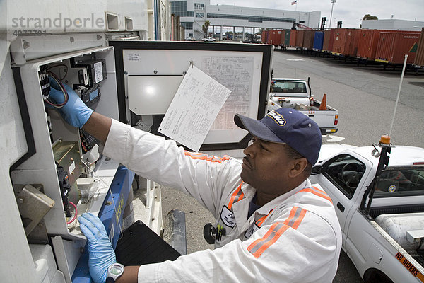 Ein Wartungsmechaniker repariert einen Kühlcontainer im Hafen  Oakland  California  USA