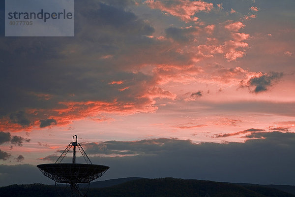 Das Tatel Teleskop mit 26 Metern Durchmesser am National Radio Astronomy Observatory Observatorium  Green Bank  West Virginia  USA