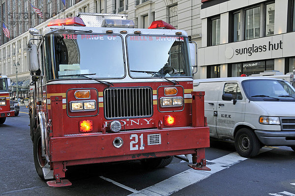 Löschfahrzeug  Ladder 21  New York City Fire Department oder Fire Department of the City of New York  FDNY  Berufsfeuerwehr  Manhattan  New York City  USA