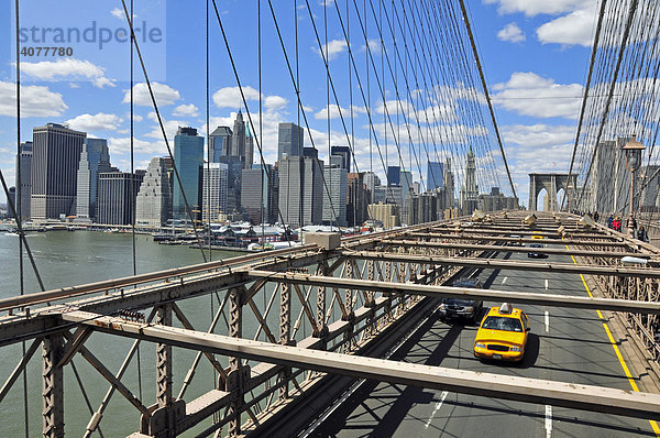 Brooklyn Bridge mit Taxi  Financial District  Manhattan  New York  USA